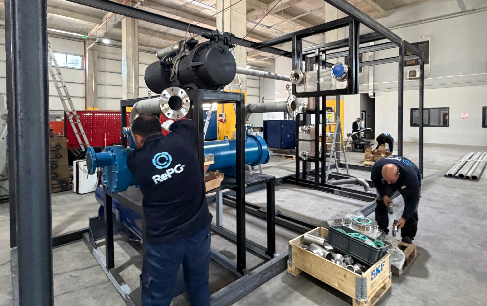 RePG technicians assembling equipment in the Bursa engineering workshop.